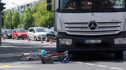 Abbiegende Lkw-Fahrer verursachen in der Stadt oft schwere Unfälle.