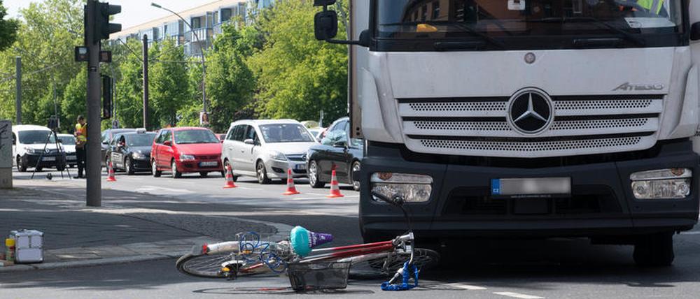 Abbiegende Lkw-Fahrer verursachen in der Stadt oft schwere Unfälle.