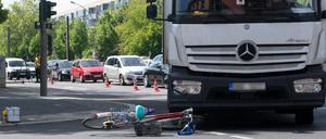Abbiegende Lkw-Fahrer verursachen in der Stadt oft schwere Unfälle.