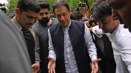 Der ehemalige pakistanische Premierminister Imran Khan erscheint am 25. August 2022 vor einem Anti-Terror-Gericht in Islamabad. 