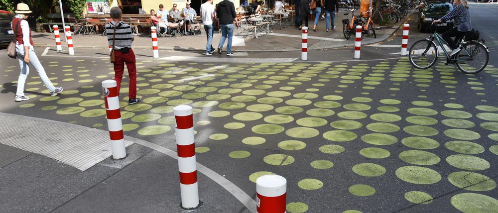 Auf der Bergmannstraße, die auch nachts meist sehr belebt ist, gibt es bereits Poller.