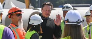 Tesla-Chef Elon Musk bei einem vergangenen Termin auf dem Gelände der Tesla Gigafactory in Grünheide. 