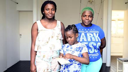 Esther, Nadia und Mary Oluokun (v.l.n.r.) in ihrer Berliner Wohnung.