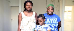 Esther, Nadia und Mary Oluokun (v.l.n.r.) in ihrer Berliner Wohnung.