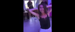 Sanna Marin, Finnlands Ministerpräsidentin tanzt auf einem Video.