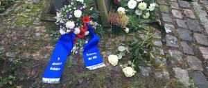 Der Kranz der AfD soll beschädigt worden sein.