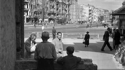 Der kleine Rainer von zur Mühlen, geboren 1943, und sein älterer Bruder Erik wuchsen am Kurfürstendamm im Berlin der Nachkriegszeit auf (hier ein Symbolbild, 1947). Ihre Lausbubenstreiche: Einbruch auf dem Sprengplatz und Schießübungen im elterlichen Schlafzimmer.
