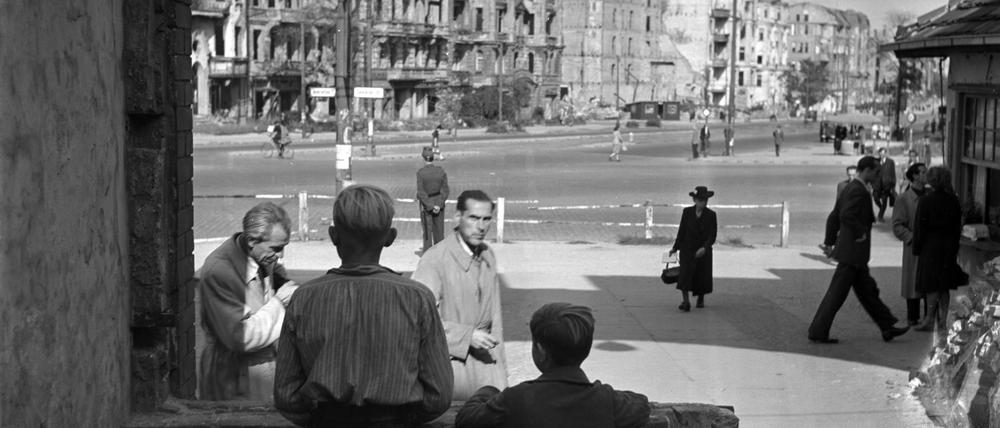 Der kleine Rainer von zur Mühlen, geboren 1943, und sein älterer Bruder Erik wuchsen am Kurfürstendamm im Berlin der Nachkriegszeit auf (hier ein Symbolbild, 1947). Ihre Lausbubenstreiche: Einbruch auf dem Sprengplatz und Schießübungen im elterlichen Schlafzimmer.