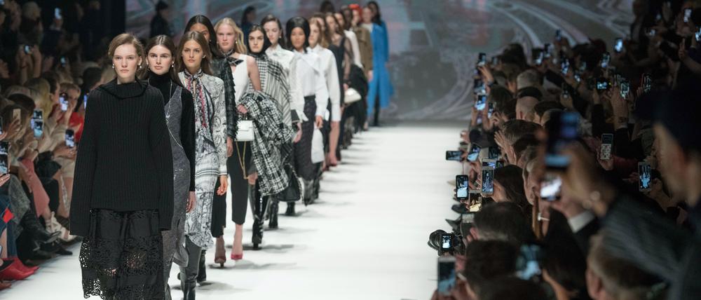 Multimediales Spektakel: Models zeigen bei der Mercedes-Benz Fashion Week Mode des Labels „Riani“ im Kraftwerk Berlin.