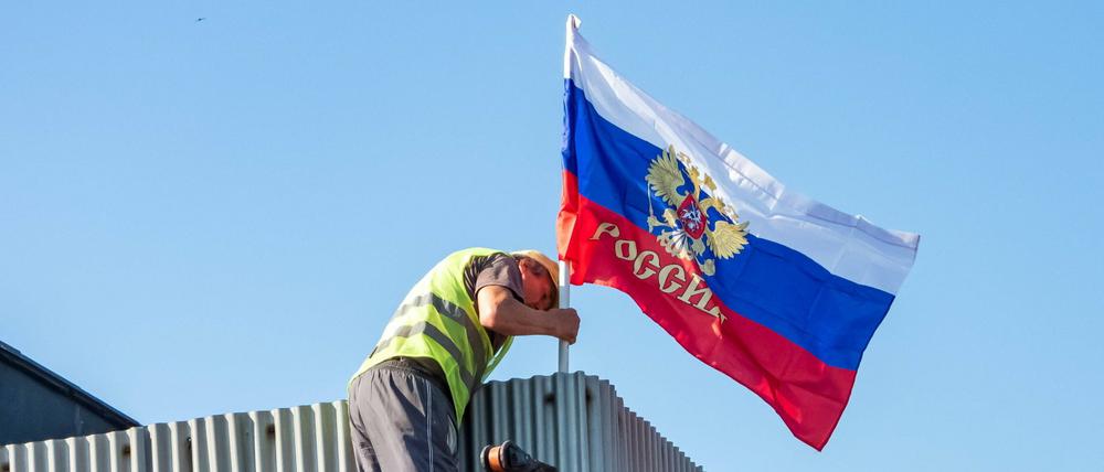 An einer Bushaltestelle in Saporischschja wird eine russische Flagge gehisst. (Symbolbild)