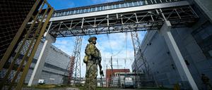 Ein russischer Soldat bewacht einen Bereich des Kernkraftwerks Saporischschja