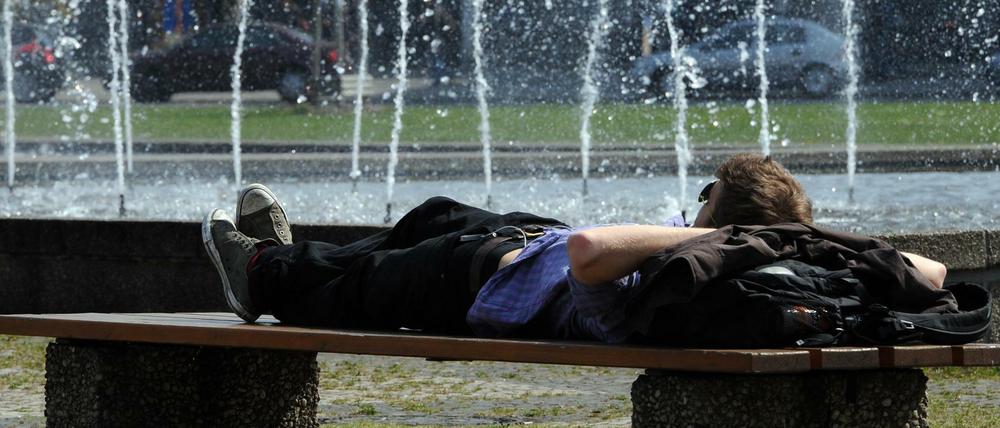 Einfach mal hinlegen: Ein Mann genießt auf dem Ernst-Reuter-Platz die Sonne.