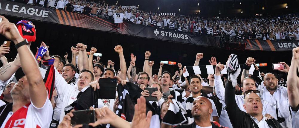 Schwarz und weiß im Camp Nou. Die Frankfurter Fans hatten die Hoheit im Stadion. 