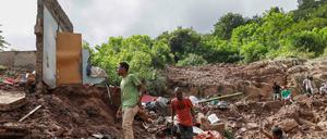 Männer helfen in der Nähe von Durban bei der Beseitigung von Trümmern.
