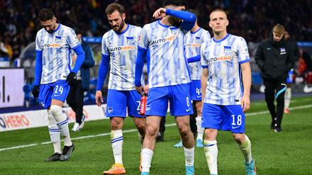 Hängende Köpfe bei den Hertha-Spielern nach dem 1:4 gegen den 1.FC Union.