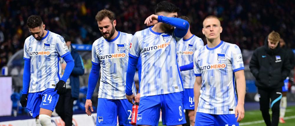 Hängende Köpfe bei den Hertha-Spielern nach dem 1:4 gegen den 1.FC Union.