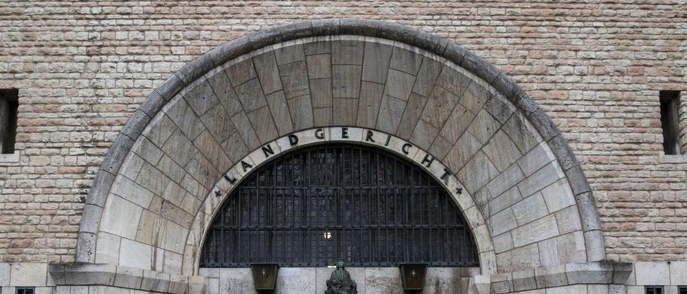 Am Landgericht Berlin sind derzeit zwei Männer wegen des neunfachen Klaus von Auto-Katalysatoren angeklagt.