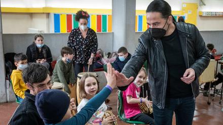Bülent Ceylan ist wieder zu Besuch im Campus Efeuweg. Die gemeinsame Probe nutzt er, um mit den Kindern ins Gespräch zu kommen und sie zu motivieren.