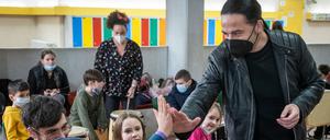 Bülent Ceylan ist wieder zu Besuch im Campus Efeuweg. Die gemeinsame Probe nutzt er, um mit den Kindern ins Gespräch zu kommen und sie zu motivieren.