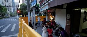 Hinter der Mauer: Shanghai wird in abgeschottete Wohnkomplexe unterteilt.