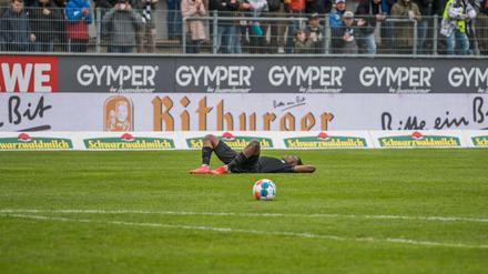 Am Boden: Dresdens Michael Akoto nach dem Abpfiff in Sandhausen.