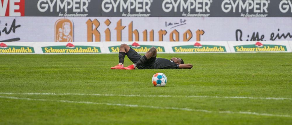Am Boden: Dresdens Michael Akoto nach dem Abpfiff in Sandhausen.
