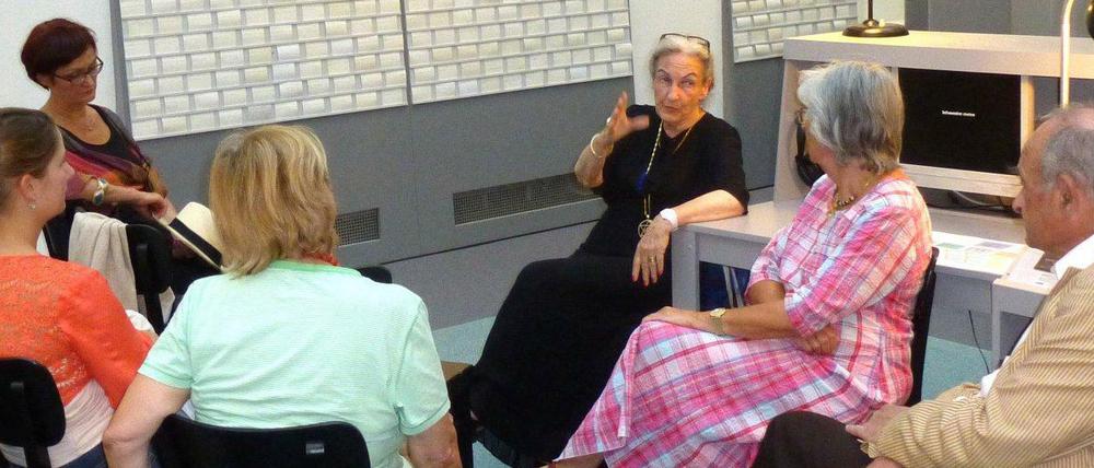 Zeitzeugin Rahel Mann liest und diskutiert in der Ausstellung "Wir waren Nachbarn" im Rathaus Schöneberg.