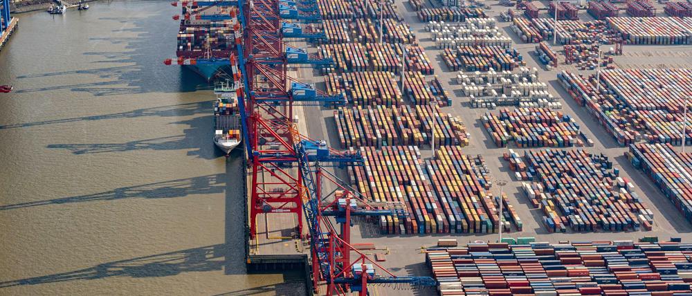 Hamburg: Das Luftbild zeigt zahlreiche Container auf dem Gelände des Containerterminals Eurogate im Hamburger Hafen.