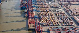 Hamburg: Das Luftbild zeigt zahlreiche Container auf dem Gelände des Containerterminals Eurogate im Hamburger Hafen.