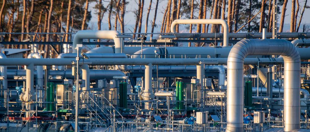 Blick auf Rohrsysteme und Absperrvorrichtungen in der Gasempfangsstation der Ostseepipeline Nord Stream 1.