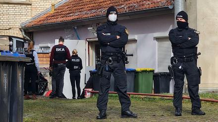 Hochgefährliche Neonazis. Die Bundesanwaltschaft hat ein mutmaßliches Mitglied der rechtsextremen Terrororganisation "Atomwaffen Division" angeklagt. Sie war zudem vergangene Woche Ziel einer Razzia