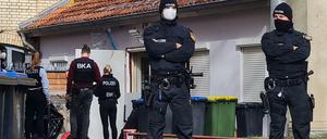 Hochgefährliche Neonazis. Die Bundesanwaltschaft hat ein mutmaßliches Mitglied der rechtsextremen Terrororganisation "Atomwaffen Division" angeklagt. Sie war zudem vergangene Woche Ziel einer Razzia