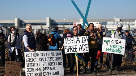 Zur Eröffnung des Werks im März blockierten Tesla-Gegner die Zufahrt in Grünheide.