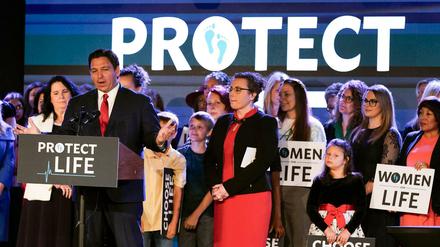 USA, Kissimmee: Floridas Gouverneur Ron DeSantis spricht zu Unterstützern, bevor er eine Gesetzesverschärfung unterzeichnet hat.