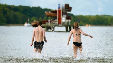 Nicht reinspringen, sondern den Körper drauf vorbereiten: Die DLRG warnt davor, sich beim Anbaden im Wannsee zu überschätzen.