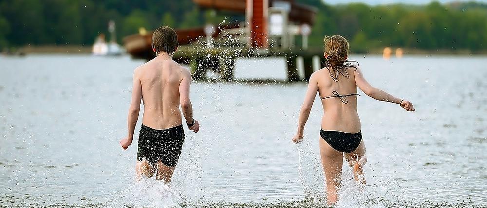 Nicht reinspringen, sondern den Körper drauf vorbereiten: Die DLRG warnt davor, sich beim Anbaden im Wannsee zu überschätzen.
