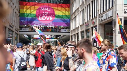 Shukrallah und Malonda kritisieren, dass der Berliner CSD ein "durchkommerzialisiertes Event" sei.
