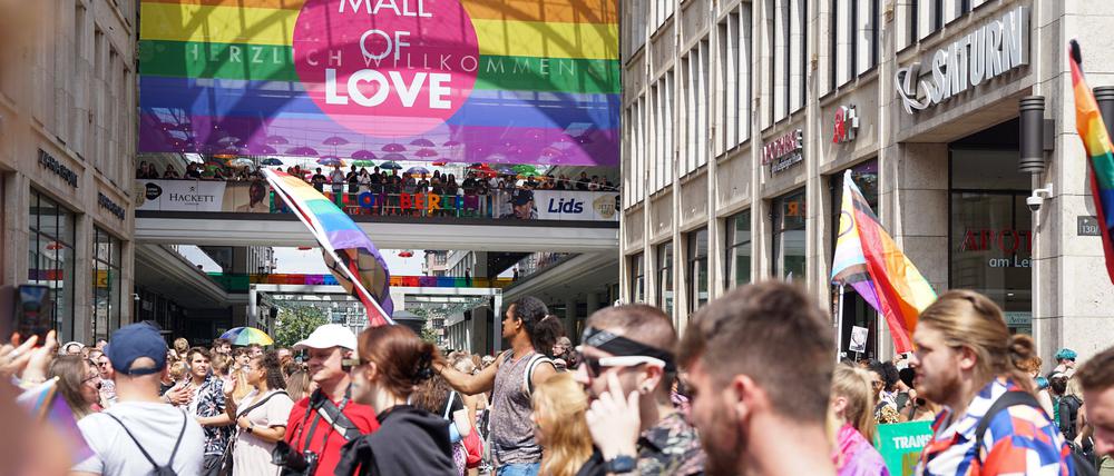 Shukrallah und Malonda kritisieren, dass der Berliner CSD ein "durchkommerzialisiertes Event" sei.