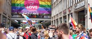 Shukrallah und Malonda kritisieren, dass der Berliner CSD ein "durchkommerzialisiertes Event" sei.