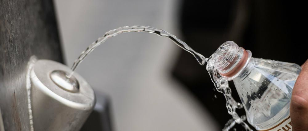 An den kostenlosen Trinkwasserbrunnen kann auch die eigene Flasche aufgefüllt werden.
