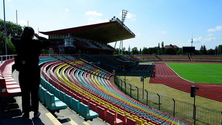 Die Haupttribüne des Jahn-Stadions in Berlin.