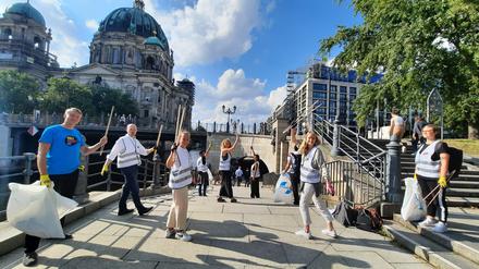 Das Team von „Let’s Do It“ beim Reinemachen am Berliner Dom. Ganz links steht Holger Holland.