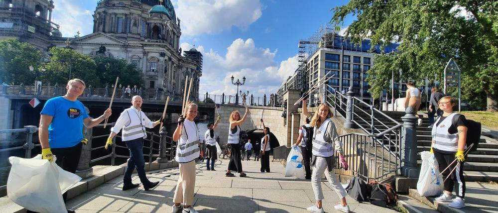 Das Team von „Let’s Do It“ beim Reinemachen am Berliner Dom. Ganz links steht Holger Holland.