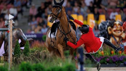 Springreiter André Thieme fiel bei der WM in Dänemark von seinem Pferd Chakaria, blieb aber unverletzt.
