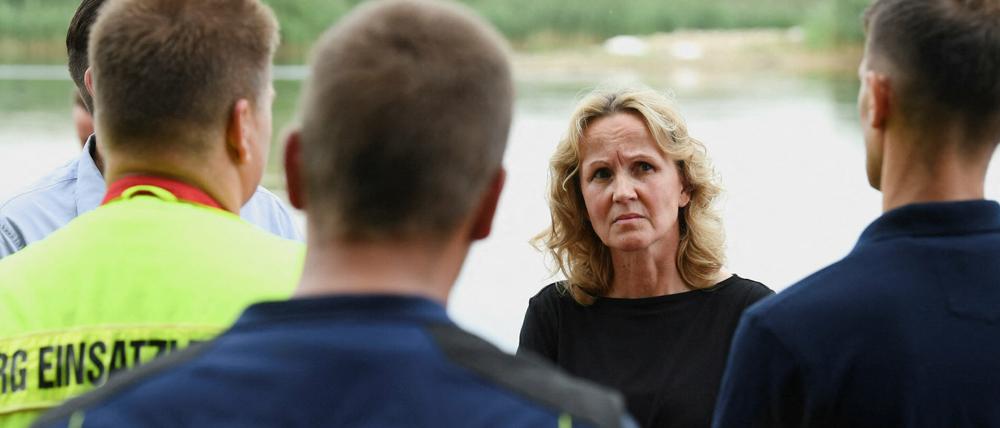 Bundesumweltministerin Steffi Lemke traf am Samstag Einsatzkräfte an der Oder.