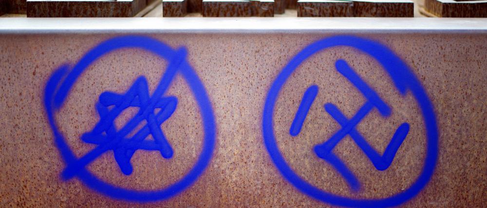 Immer wieder kommt es in Berlin zu rechtsextremem Vandalismus, wie hier an einer Gedenkstätte am Nordbahnhof.