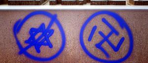 Immer wieder kommt es in Berlin zu rechtsextremem Vandalismus, wie hier an einer Gedenkstätte am Nordbahnhof.