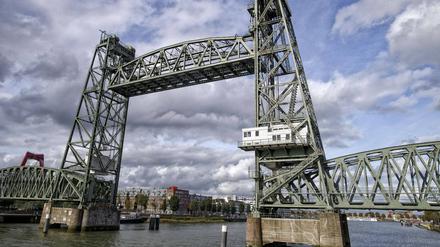 Standhaft. die historische Hebebrücke Koningshavenbrug, im Volksmund De Hef genannt.