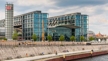 Am Hauptbahnhof entsteht für die Linie zunächst nur ein provisorischer Bahnsteig außerhalb des Gebäudes.