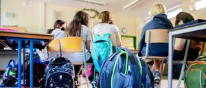 Bisher wurden Schulen nur anhand des Anteils von „Schülern nichtdeutscher Herkunftssprache“ eingeteilt, sowie nach dem Anteil an Schüler:innen, deren Familien Transferleistungen wie Sozialhilfe beziehen.